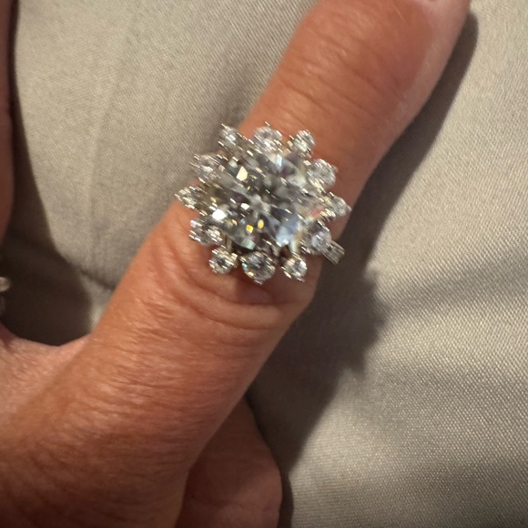 Womens moissanite diamond ring - Picture 7 of 11